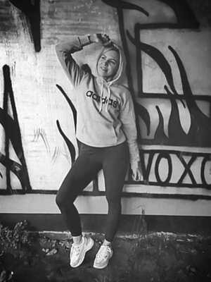 Sarah photo 7